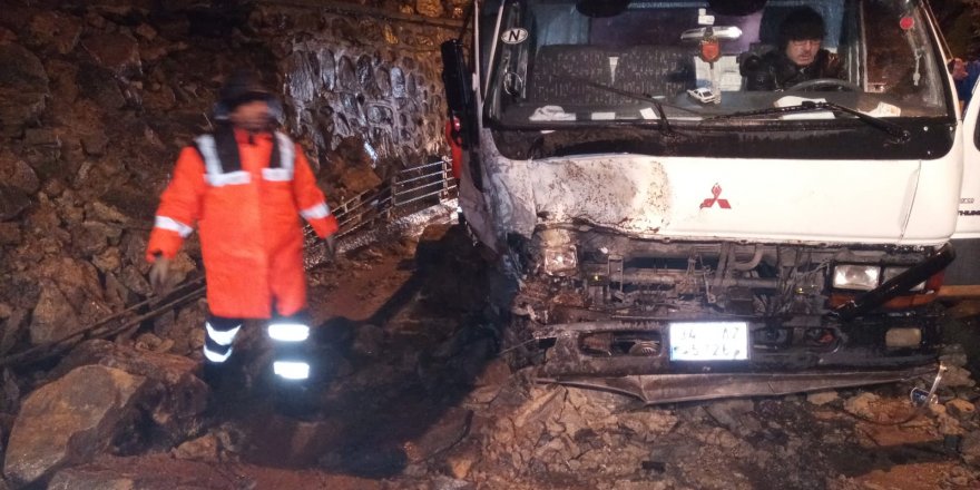 SARIYER'DE İSTİNAT DUVARI YOLA ÇÖKTÜ (1)