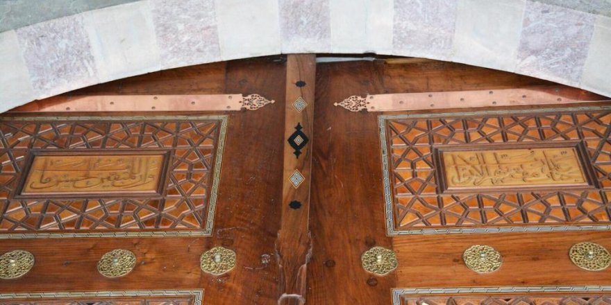 SÜLEYMANİYE CAMİİ'NDE RESTORASYONDA HATA... KAPIDAKİ AYETLER TERS KONULMUŞ