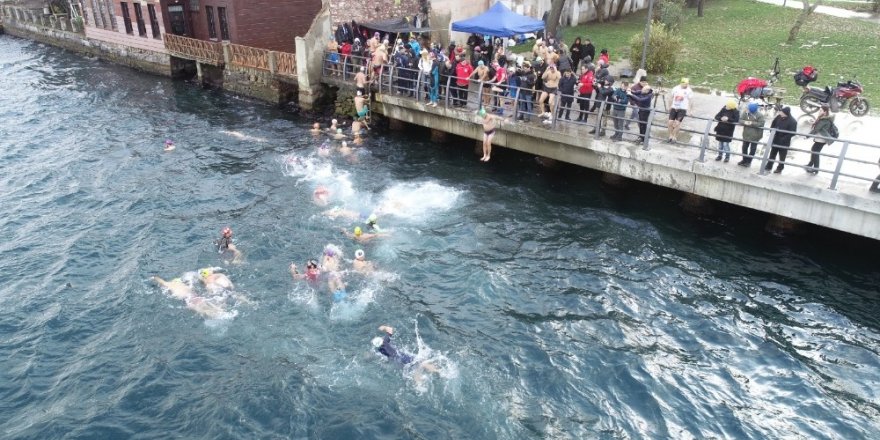 Buz Gibi Havada Boğaz’da Yüzdüler