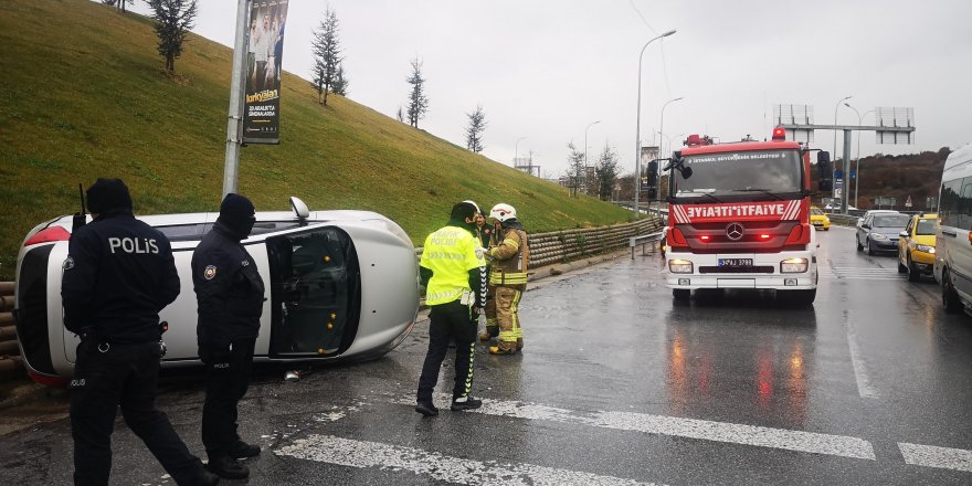 PENDİK'TE TAKLA ATAN ARAÇTA SIKIŞAN KADINI İTFAİYE KURTARDI 