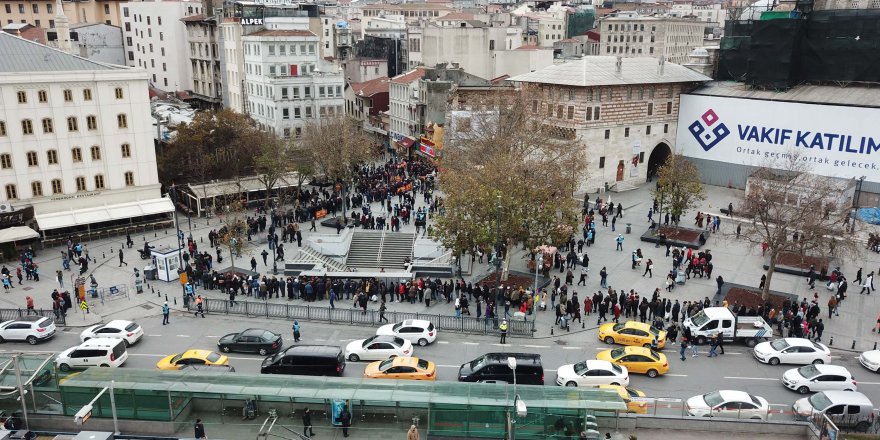 (HAVADAN FOTOĞRAFLARLA) - ÇEKİLİŞE 2 GÜN KALA EMİNÖNÜ’NDE  ‘UMUT’ KUYRUĞU