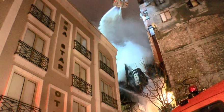 FATİH'TE AHŞAP BİNA ALEV ALEV YANDI 