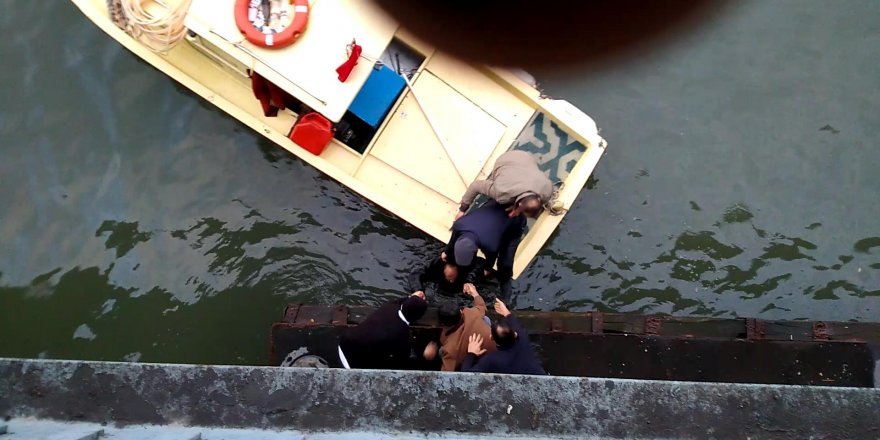 UNKAPANI KÖPRÜSÜ'NDEN ATLAYAN KİŞİNİN KURTARILMASI KAMERADA 