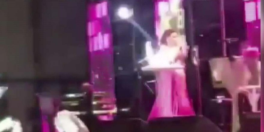 DENİZ SEKİ SAHNEDEN DÜŞTÜ