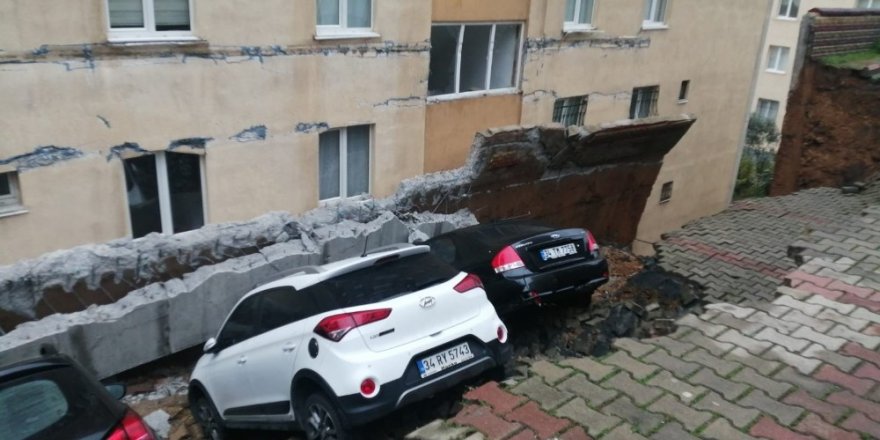 Kartal’da Bir Sitenin Otoparkında Duvar Çöktü. Otomobiller Açılan Çukura Düşerken Olay Yerine İtfaiye Ekipleri Sevk Edildi.
