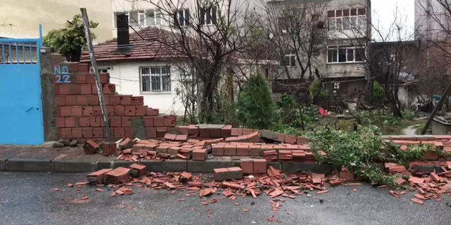 ARNAVUTKÖY'DE FIRTINA EVİN BAHÇE DUVARINI YIKTI