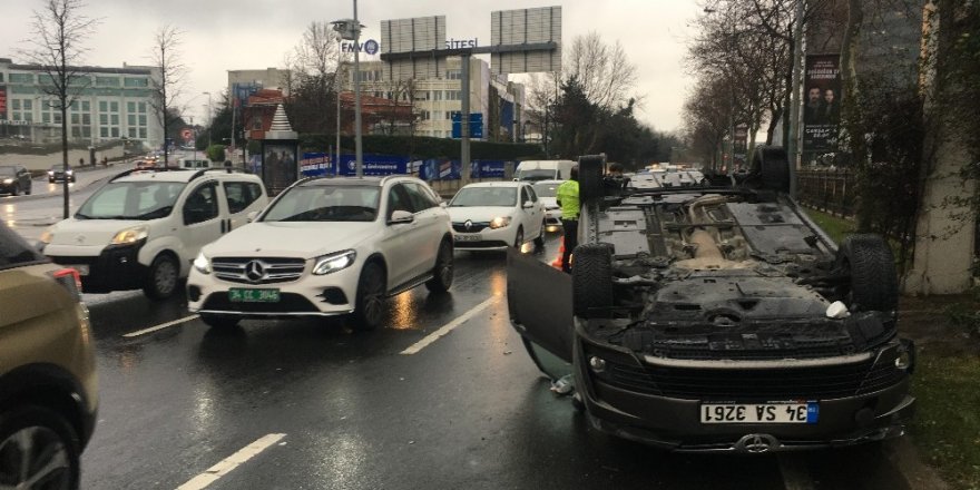 Sarıyer’de Otomobil Takla Attı, Cadde Trafiğe Kapatıldı