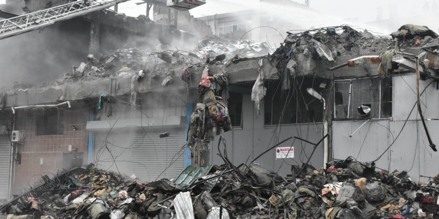 (GENİŞ HABER) ZEYTİNBURNU'NDA FABRİKADA YANGIN... 8 SAATTE SÖNDÜRÜLDÜ, FABRİKA KULLANILAMAZ HALE GELDİ