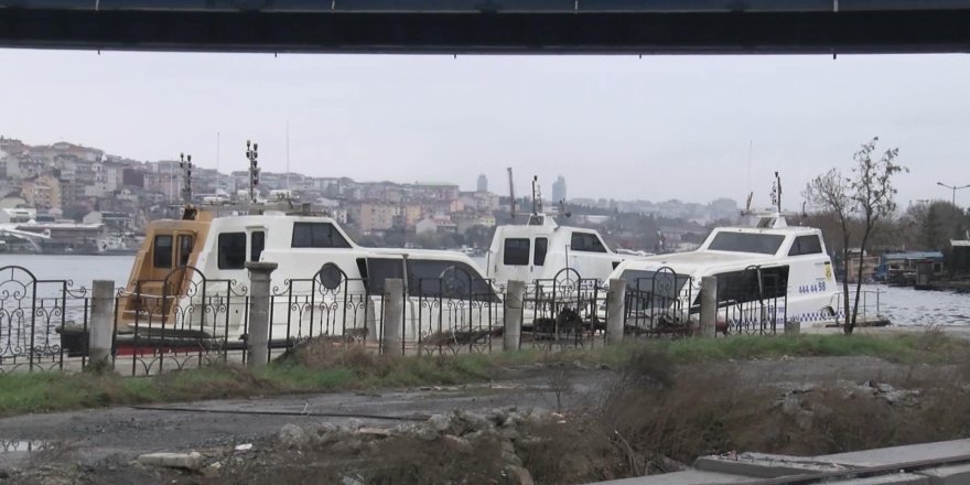 (EK FOTOĞRAF VE BİLGİYLE) HALİÇ'TE KADERİNE TERK EDİLEN DENİZ TAKSİLER HAVADAN FOTOĞRAFLANDI