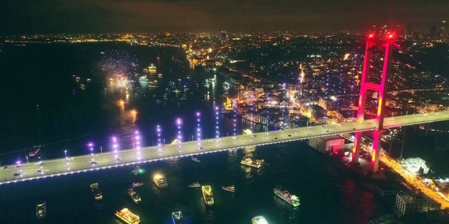 15 Temmuz Şehitler Köprüsü’nde Yılbaşı Coşkusu Havadan Görüntülendi