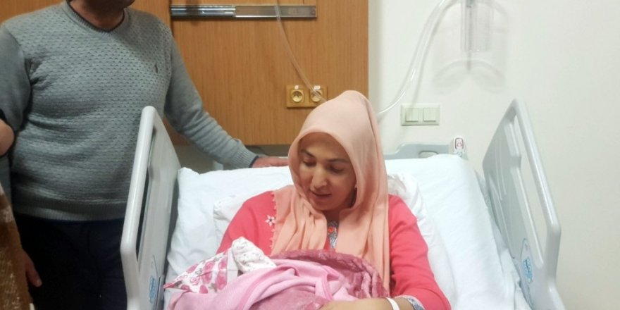 Vali Yerlikaya, Sultangazi’de 2019’un Son Bebeğini Ve Yeni Yılın İlk Bebeğini Ziyaret Etti