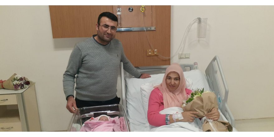 VALİ YERLİKAYA, 2019'UN SON BEBEĞİ, YENİ YILIN İLK BEBEĞİNE ALTIN TAKTI