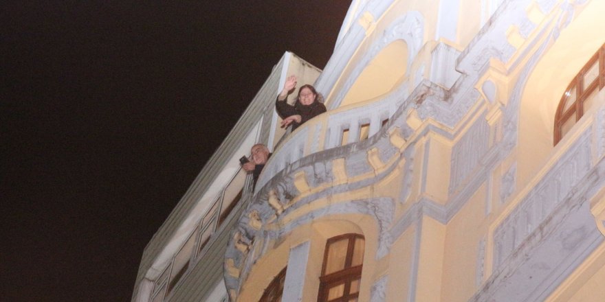 KURTULUŞ'TA YENİ YILA YOLA BARDAK ATIP NAR KIRARAK GİRDİLER