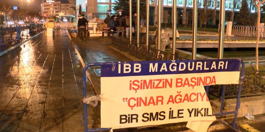 İŞTEN ÇIKARILAN İŞÇİLER YENİ YILA İBB ÖNÜNDE GİRDİLER 