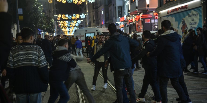 İSTİKLAL CADDESİ'NDE TEKME-TOKAT KAVGA KAMERADA 