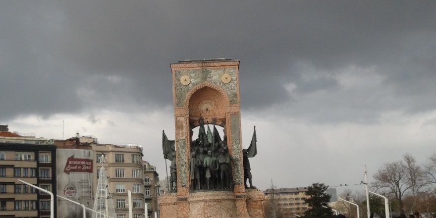 Taksim’de Güneş Ve Dolu Yağışı Bir Arada