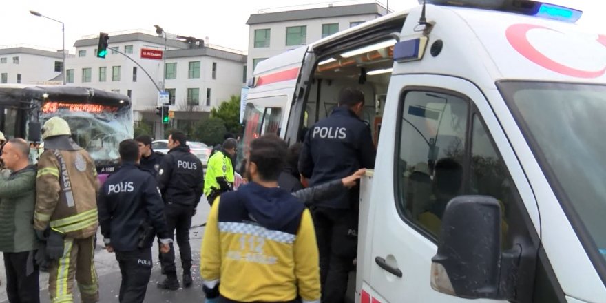 (GENİŞ HABER) ZEYTİNBURNU'NDA DURAKTA BEKLEYEN OTOBÜSE BAŞKA BİR OTOBÜS ÇARPTI: 15 HAFİF YARALI