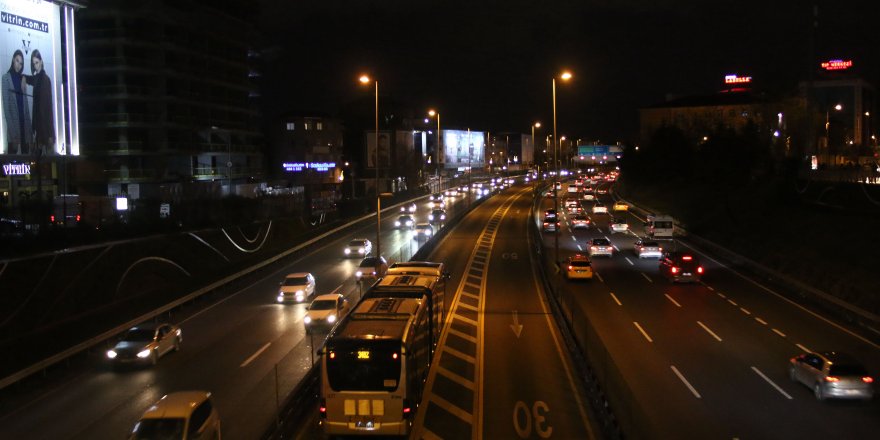İSTANBUL'DA 2020'NİN İLK AKŞAMI YOLLAR BOŞ KALDI, TRAFİK YOĞUNLUĞU YÜZDE 26