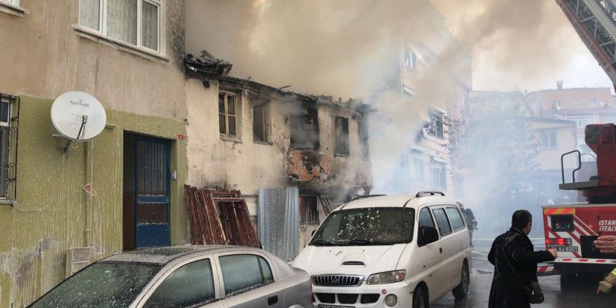 FATİH'TE METRUK BİNA ALEV ALEV YANDI - 1