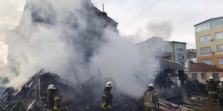 (GENİŞ HABER) FATİH'TE METRUK BİNA ALEV ALEV YANDI, DUMANDAN ETKİLENEN KADIN KURTARILDI