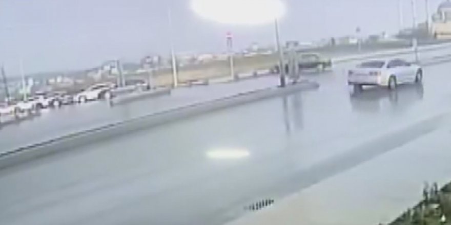 TAKLA ATAN OTOMOBİLDEN BURNU BİLE KANAMADAN ÇIKTI, KAZA ANI KAMERADA