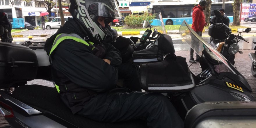 MOTORUN ÜSTÜNDE ZAMANLA YARIŞIYOR, CANLARINI HİÇE SAYIYORLAR