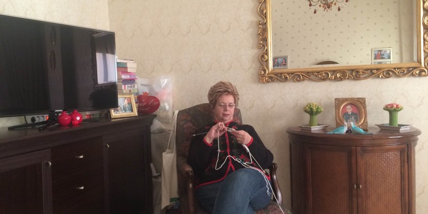 ELLERİYLE ÖRDÜĞÜ BERELERLE YILBAŞINDA DARÜŞŞAFAKALI ÖĞRENCİLERİ SEVİNDİRDİ