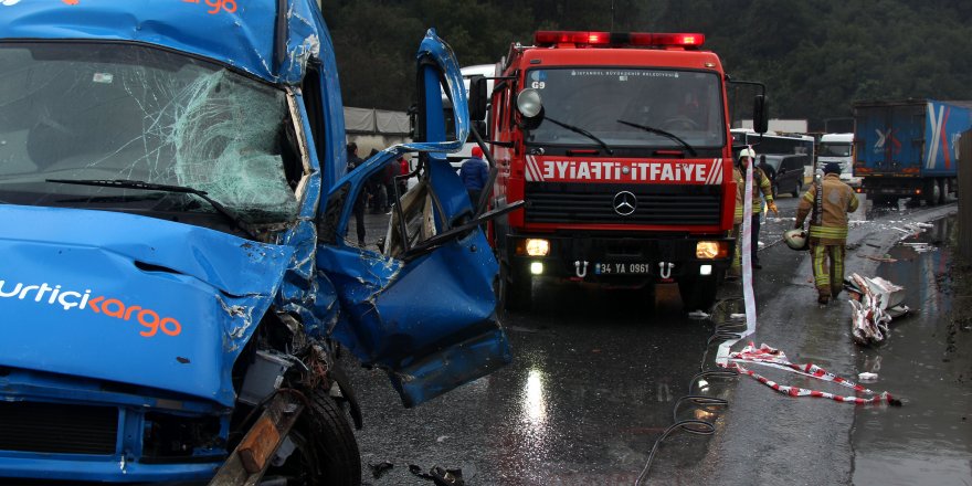 SARIYER'DE MİNİBÜSLE KAMYONET KAFA KAFAYA ÇARPIŞTI; YOL SAVAŞ ALANINA DÖNDÜ