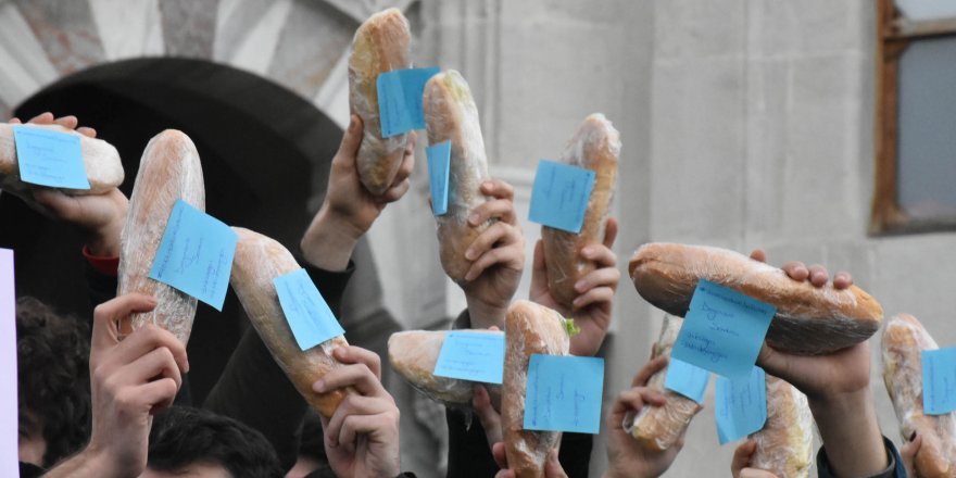 İSTANBUL ÜNİVERSİTESİ'NDE YEMEK PROTESTOSU SÜRÜYOR