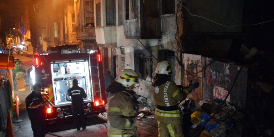 Beyoğlu’nda Defalarca Yanan Metruk Binada Yangın Paniği