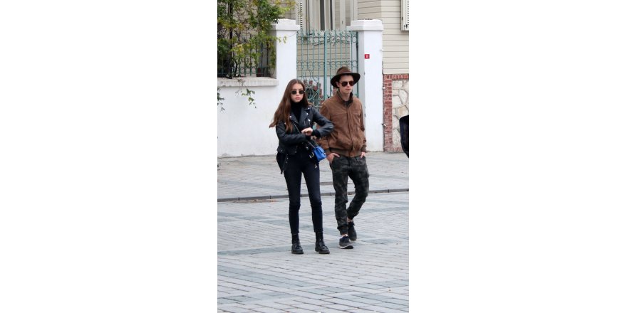 ÜNLÜ ÇİFTİN ÇOCUKLARI SULTANAHMET MEYDANI'NDA TURA ÇIKTI