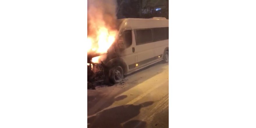 Esenler’de Park Halindeki Servis Minibüsü Alev Alev Yandı