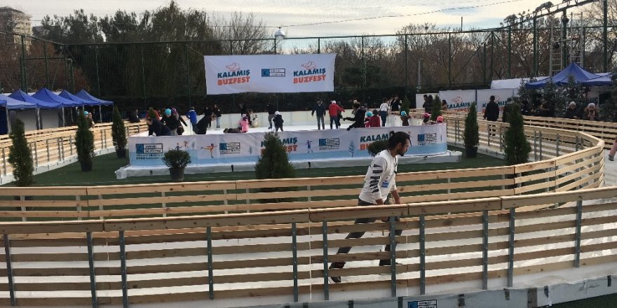 İstanbul’a Kar Yağmayınca Vatandaşlar Açık Buz Pistlerinde Kışı Yaşıyor