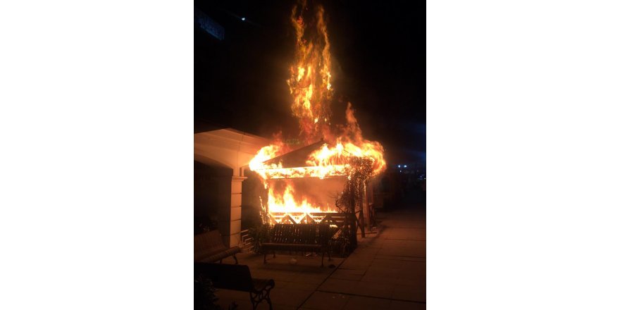 AVCILAR'DA PARKTAKİ KAMERİYE ALEV ALEV YANDI