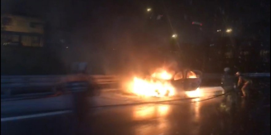 FSM KÖPRÜSÜ ÇIKIŞINDA OTOMOBİL YANDI