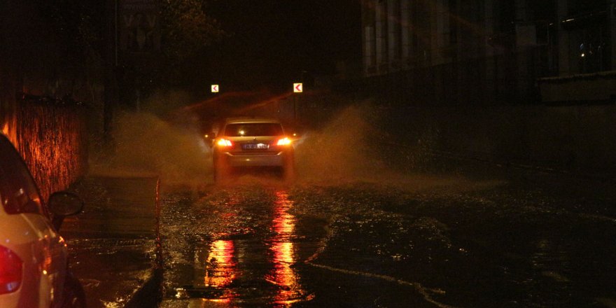 İSTANBUL'DA SAĞANAK ETKİLİ OLUYOR