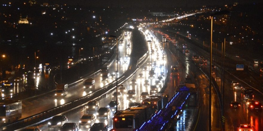 İstanbul Yeni Haftaya Yağmur Ve Rüzgarla Başladı