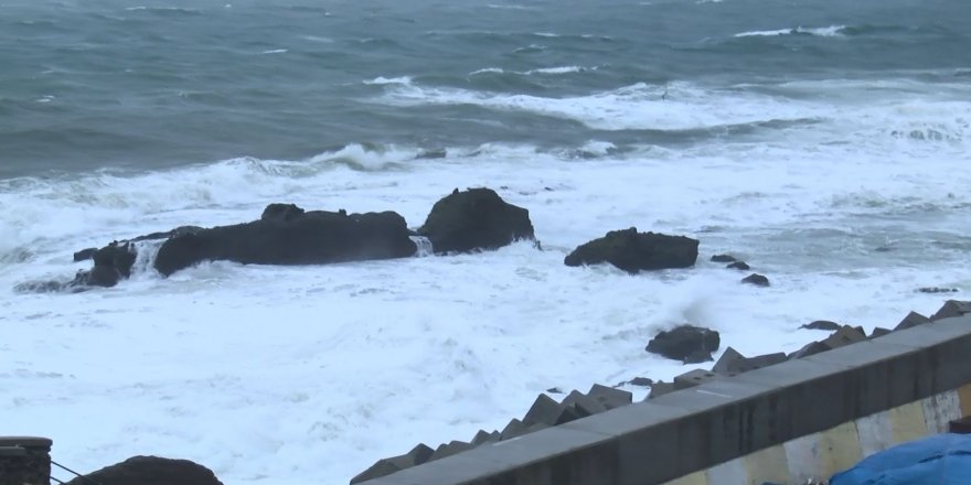 RUMELİ FENERİ'NDE DEV DALGALAR OLUŞTU 