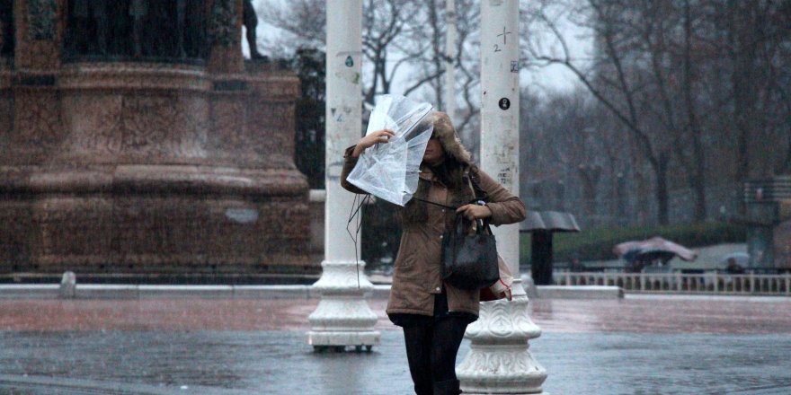 TAKSİM'DE ETKİLİ OLAN RÜZGÂR VE YAĞIŞ ŞEMSİYELİLERE ZOR ANLAR YAŞATTI