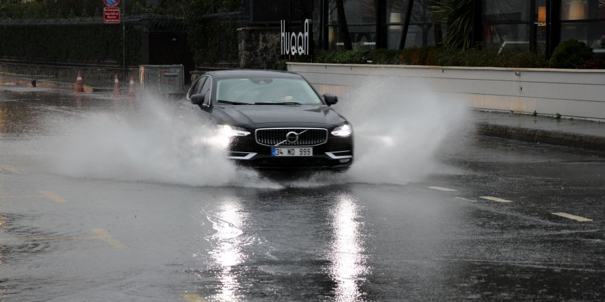 SARIYER'DE AŞIRI YAĞIŞ NEDENİYLE YOLLAR GÖLE DÖNDÜ