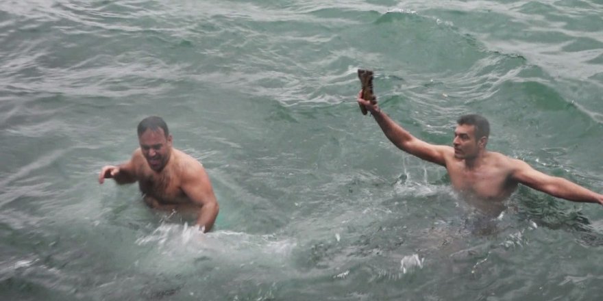 Buz Gibi Havada Denizden Haç Çıkardılar