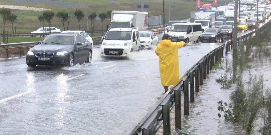 KÜÇÜKÇEKMECE'DE TEM BAĞLANTI YOLUNU SU BASTI