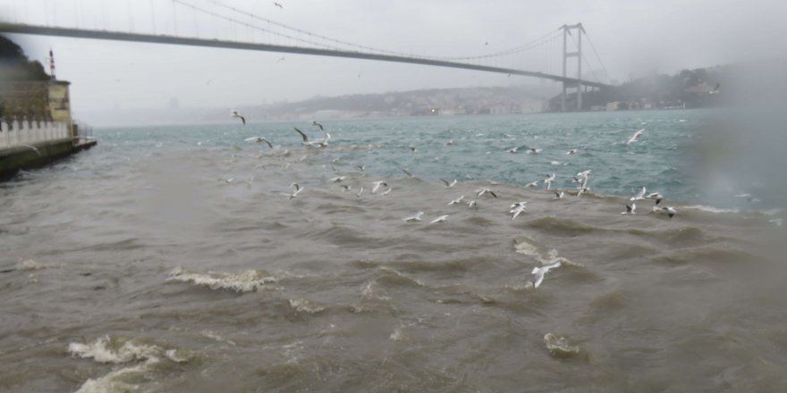 ÜSKÜDAR'DA DENİZE ÇAMUR AKTI