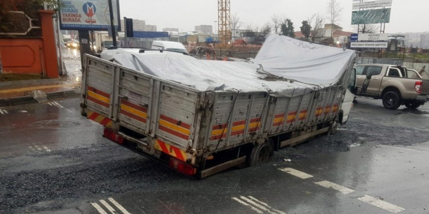 Bahçelievler’de Yağış Nedeniyle Çöken Yolda Bir Kamyon Mahsur Kaldı