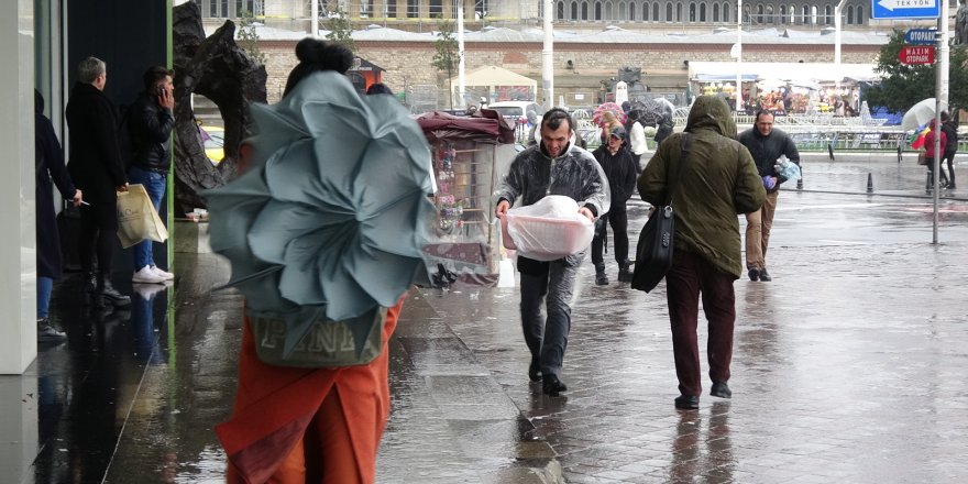 TAKSİM'DE ŞEMSİYELERLE SAVAŞ