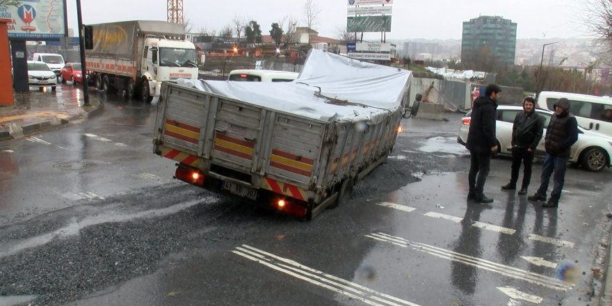 BAHÇELİEVLER'DE KAMYONET ÇÖKEN YOLDA MAHSUR KALDI