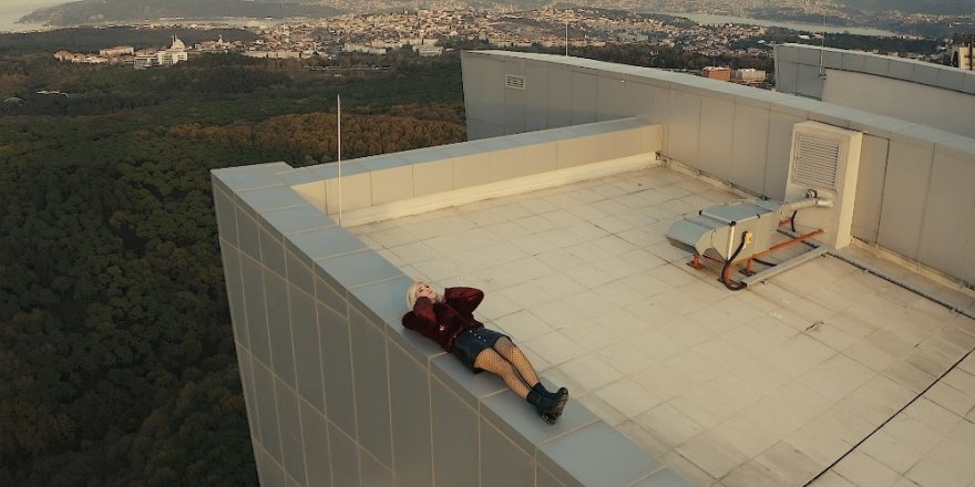 Ömür Gedik Klip Çekimi İçin 46 Katlı Gökdelenin Çatısına Çıktı