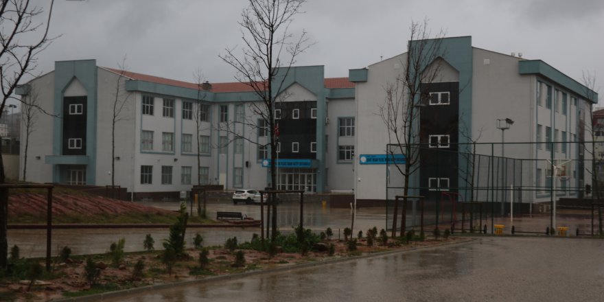 SULTANBEYLİ'DE OKULUN RÖGARI TAŞTI; DERSLERE ARA VERİLDİ