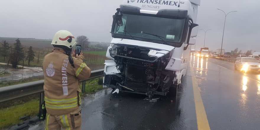 TEM'DE KAZA: YOL TRAFİĞE KAPANDI (1)