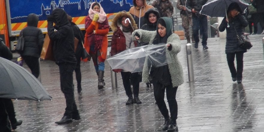 Taksim’de Yağmur Ve Rüzgar Vatandaşlara Zor Anlar Yaşattı
